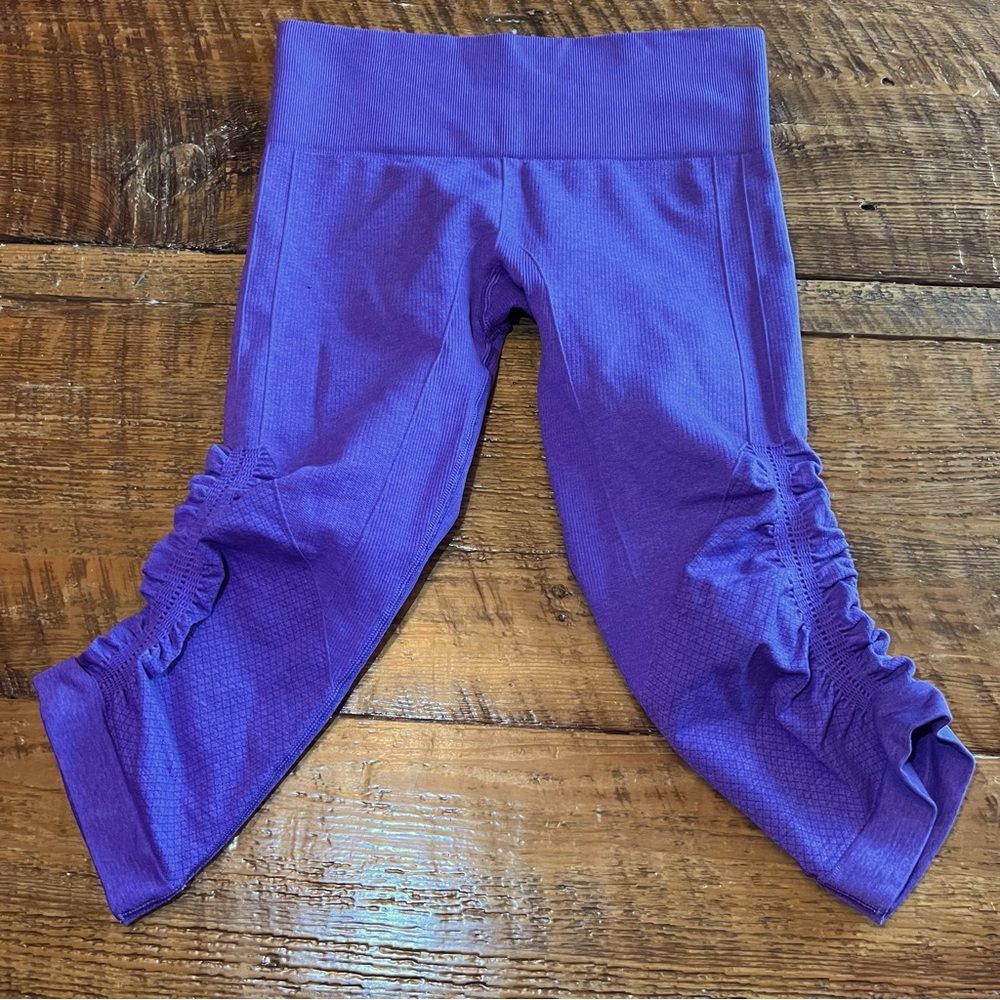 EUC Lululemon Awakening Crop - Sz 4